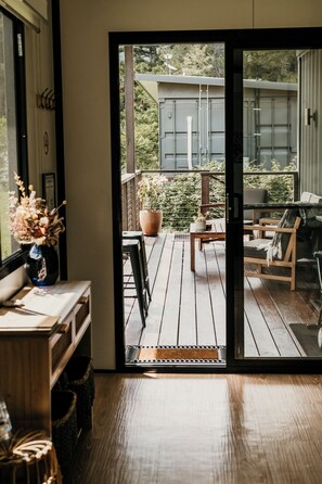 تلفزيون بشاشة مسطحة، برامج وأفلام نتفليكس، ألعاب للصغار، كُتُب