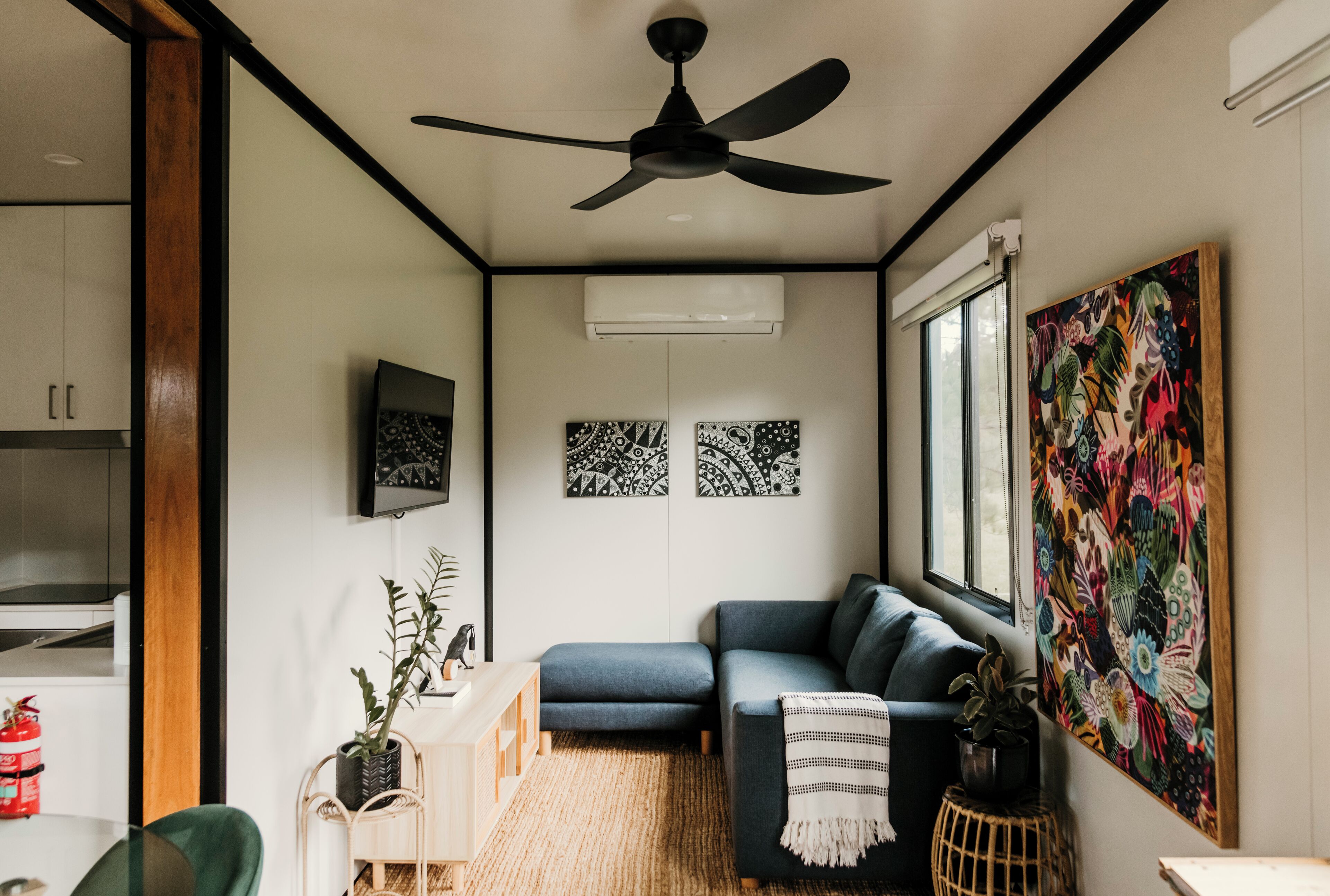 TV màn hình phẳng 42-inch có truyền hình kỹ thuật số, TV, Netflix 