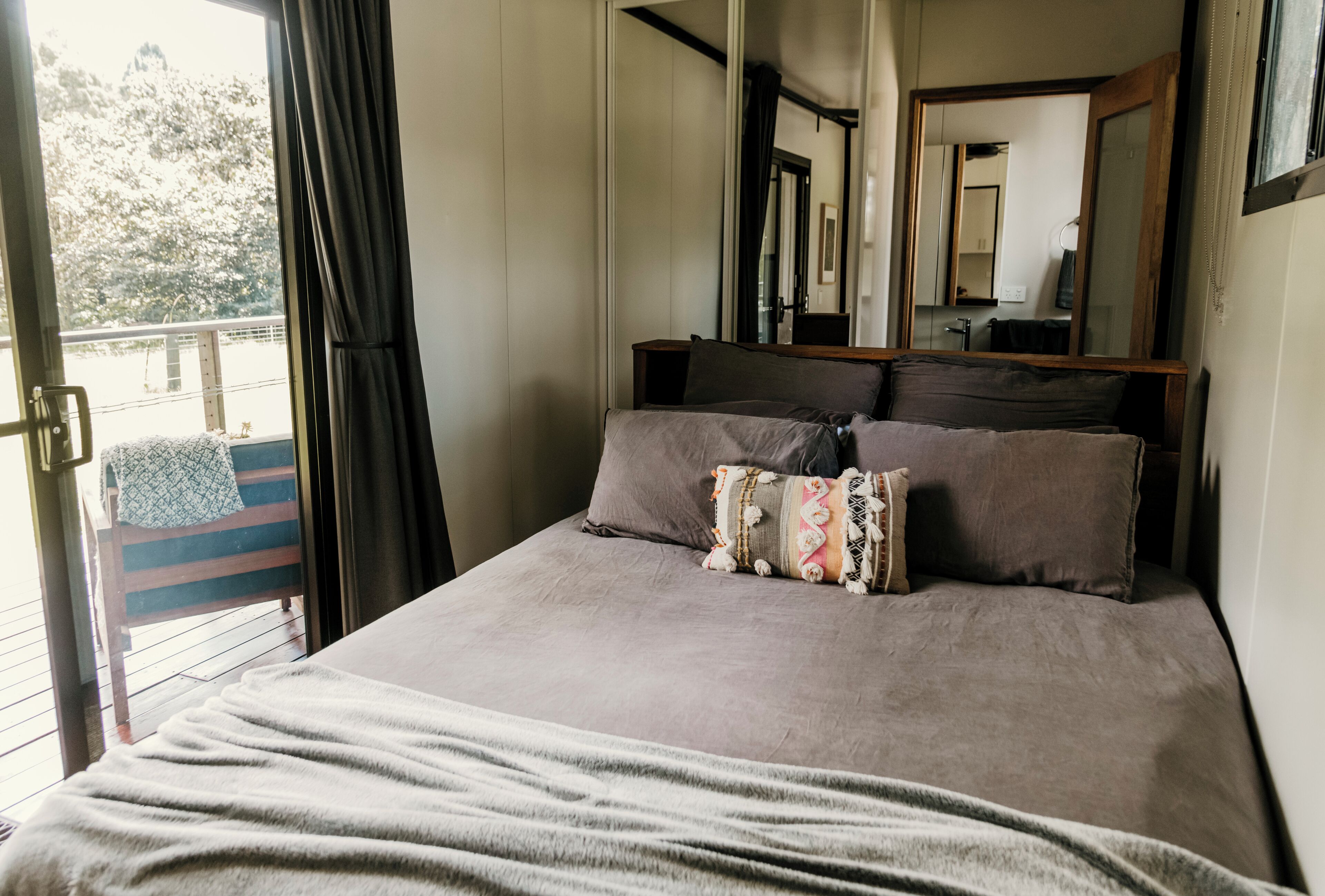 1 phòng ngủ, bộ đồ giường cao cấp, nệm có lớp đệm bông, minibar 