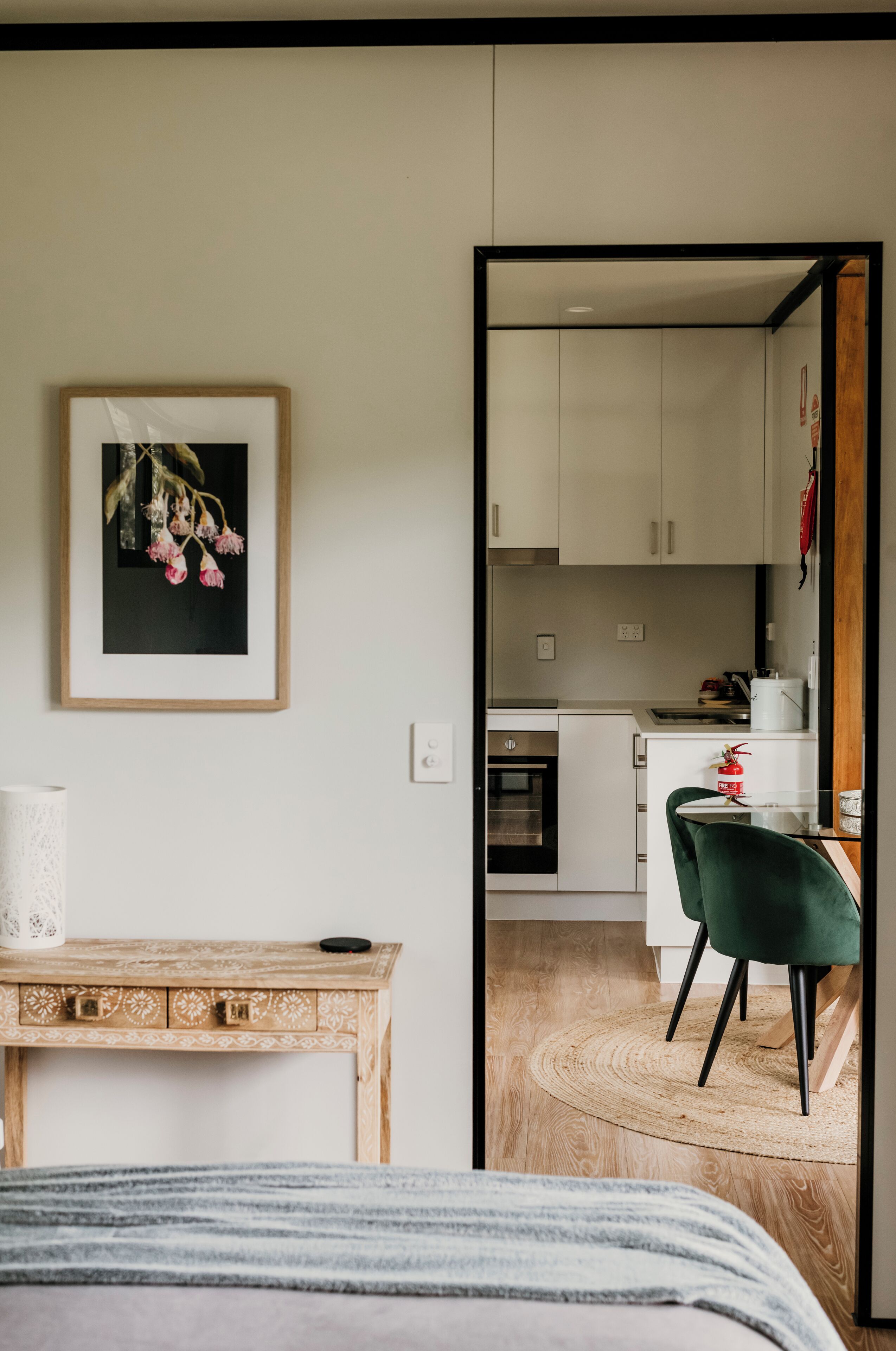 1 phòng ngủ, bộ đồ giường cao cấp, nệm có lớp đệm bông, minibar 