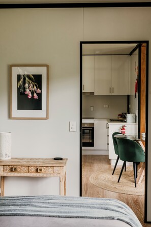 1 室のベッドルーム、高級寝具、ピロートップベッド、ミニバー