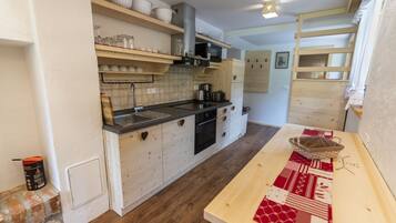 Jääkaappi, mikroaaltouuni, uuni, astianpesukone