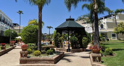 Bright 2 bedroom apartment in a great location! 3 Pools, Private Parking!