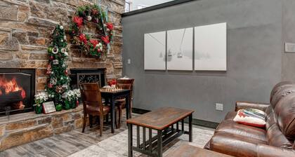 Moose Mgmt at Carriage House 218: Fireplace-Downtown-Free Bus Route-Hot Tub