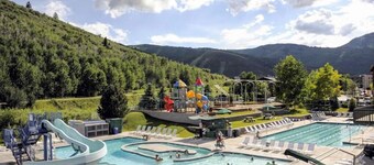 Moose Mgmt at Carriage House 218: Fireplace-Downtown-Free Bus Route-Hot Tub