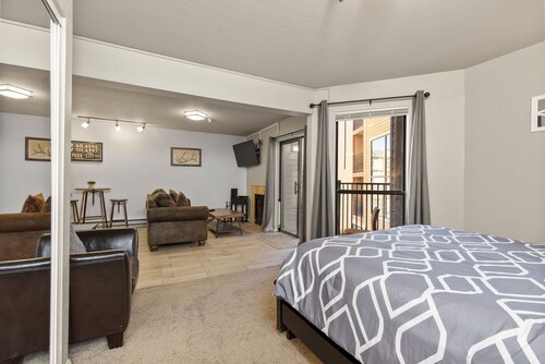 Moose Mgmt at Carriage House 218: Fireplace-Downtown-Free Bus Route-Hot Tub