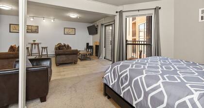 Moose Mgmt at Carriage House 218: Fireplace-Downtown-Free Bus Route-Hot Tub