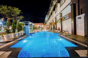 Outdoor pool - Hotel Vasdaa Grand (Rishikesh)