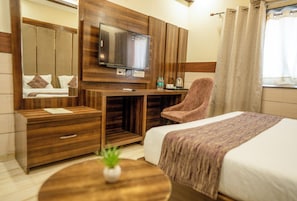 Habitación doble Deluxe | Camas Tempur-Pedic, escritorio y espacio para trabajar con laptop