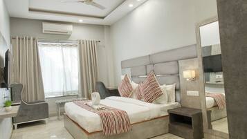 Matelas Tempur-Pedic, bureau, espace de travail pour ordinateur portable