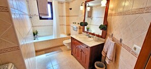 Combined shower/tub, hair dryer, towels
