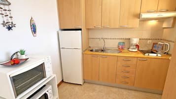 Réfrigérateur, micro-ondes, plaque de cuisson, cafetiÚre/bouilloire