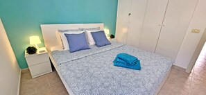 1 dormitorio, escritorio, tabla de planchar con plancha y cuna de viaje