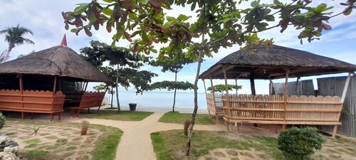 Takbo Beach Resort - Cabana #3 - Two Queen Beds and amenities