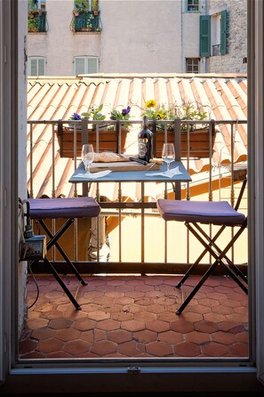 Dining - Adorable 2-bedroom apartment with AC in old town Antibes (Antibes)