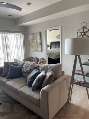 Smart TV, fireplace - Beautifully Decorated Condo on Lake (Lake Ozark)
