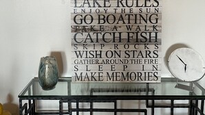 Una pared con un cartel que enumera actividades como disfrutar del sol y pasear en bote.