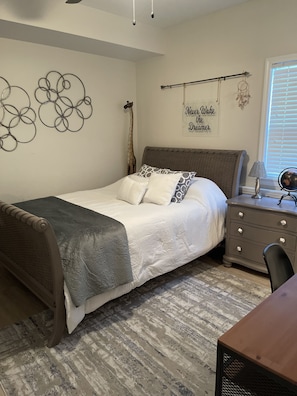3 bedrooms, free WiFi, bed sheets - Beautifully Decorated Condo on Lake (Lake Ozark)