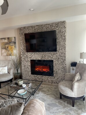 Smart TV, fireplace