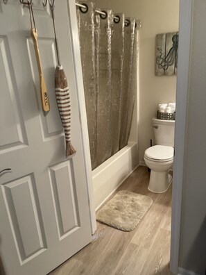 Combined shower/bathtub, towels, toilet paper - Beautifully Decorated Condo on Lake (Lake Ozark)