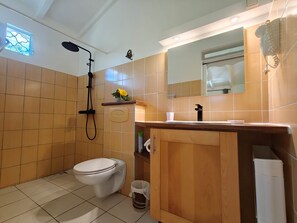 Sèche-cheveux, serviettes fournies