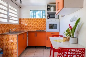Kühlschrank, Mikrowelle, Ofen, Wasserkocher mit Kaffee-/Teezubehör