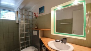 Ein Badezimmer mit Toilette, Waschbecken und Dusche.