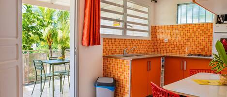 Kylskåp, mikrovågsugn, ugn och kaffe- och tebryggare