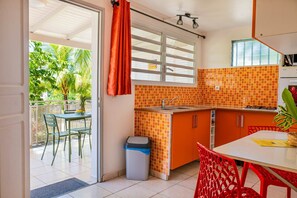 Réfrigérateur, micro-ondes, four, cafetiÚre/bouilloire