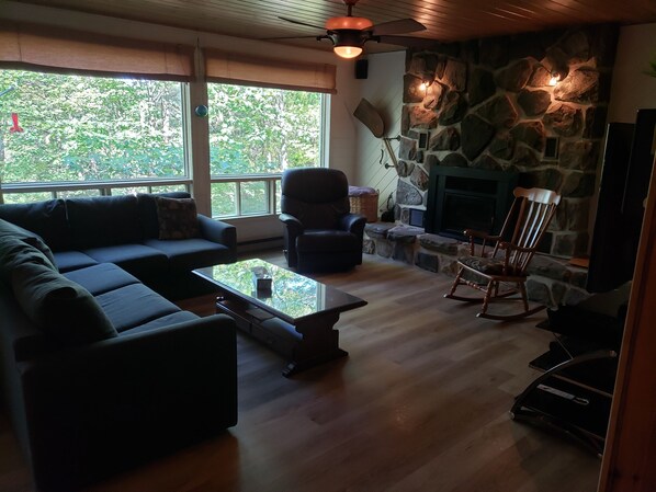 Een televisie en een open haard