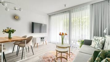 Deluxe Studio | Living area | Flat-screen TV