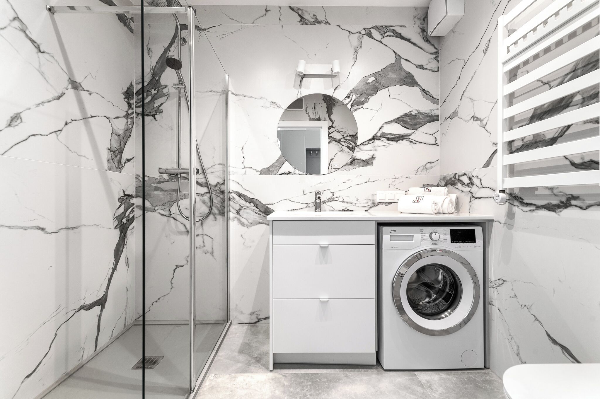 Estudio Deluxe | Baño | Regadera, secadora de cabello, toallas 