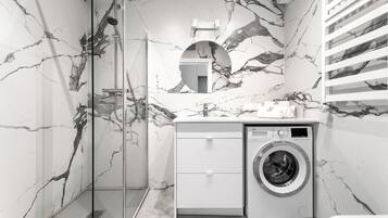 Estudio Deluxe | Baño | Regadera, secadora de cabello, toallas