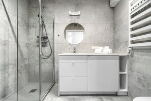 Deluxe Apartment | Bathroom | Shower, hair dryer, towels - Sea&Lake - City Apartments (Mielno)