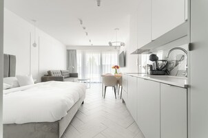 Deluxe Studio | Living area | Flat-screen TV