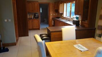 Rumah, Beberapa Tempat Tidur | Dapur pribadi | Lemari es, microwave, oven, dan kompor