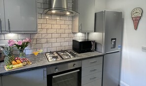 Casa | Cocina privada | Microondas, parrilla de estufa, tetera eléctrica y tostadora 