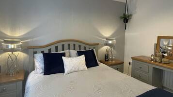 2 kamar tidur, setrika/meja setrika, Wi-Fi gratis, dan seprai linen