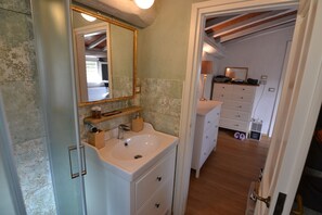Combined shower/bathtub, hair dryer, towels