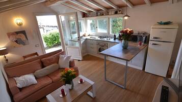 Fridge, oven, stovetop, coffee/tea maker