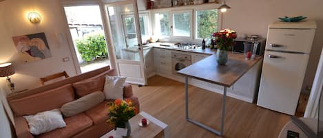 Refrigerador, horno, parrilla de estufa y cafetera y tetera