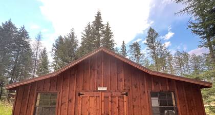 Glamping cabin 5 minutes from downtown Whitefish!