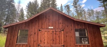 Glamping cabin 5 minutes from downtown Whitefish!