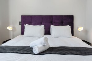 Lägenhet Business | 2 sovrum, värdeförvaringsskåp på rummet och arbetsyta för laptop