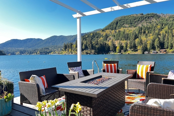 Lake Sutherland Retreat, private dock, hot tub, shallow entry into lake & kayaks