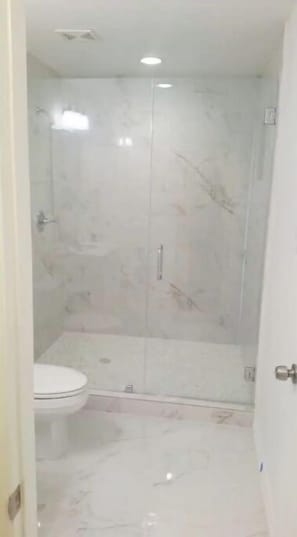Combined shower/bathtub, hair dryer, towels, soap - Cozy Heights Home 🌅🌄(Fenced, Yard, Garage) (Houston)