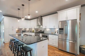 Fridge, microwave, oven, stovetop - Hot Tub | Walkable | Fall/Winter Oasis | Near DWTN (Nashville)