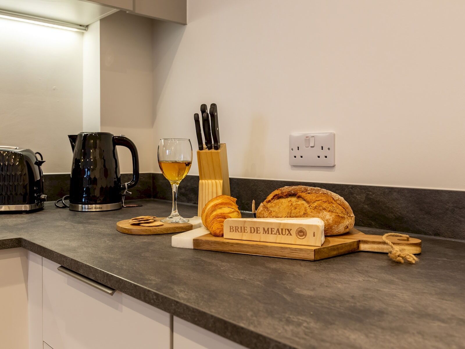 Pass the Keys | Super Luxurious 1 Bed Apartment | Jewellery Q