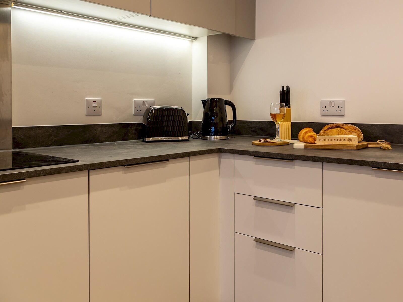 Pass the Keys | Super Luxurious 1 Bed Apartment | Jewellery Q