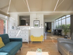 TV - Brambles Spacious Home Sleeps 8 Legoland Windsor in 5mins - Pass the Keys (Windsor)